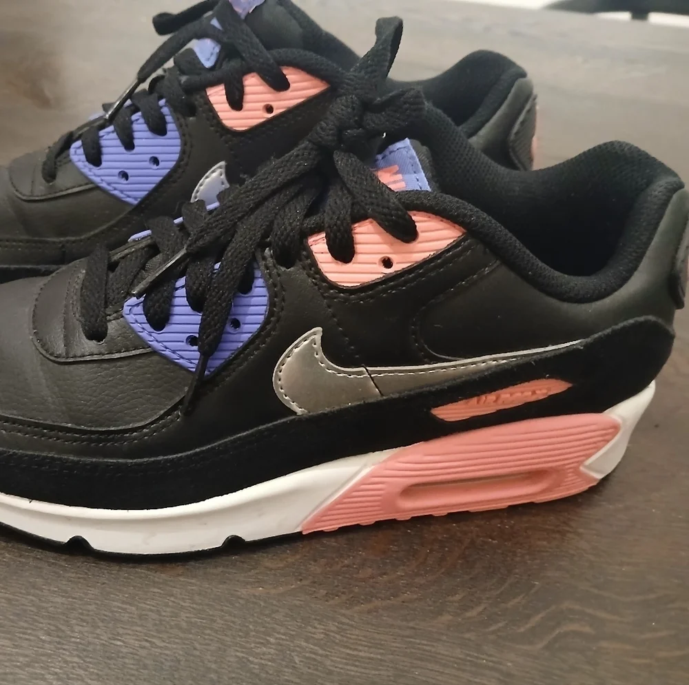 Nike Air Max 90 Leather GS Black Sunset Pulse Size:7Y Girls Sneakers